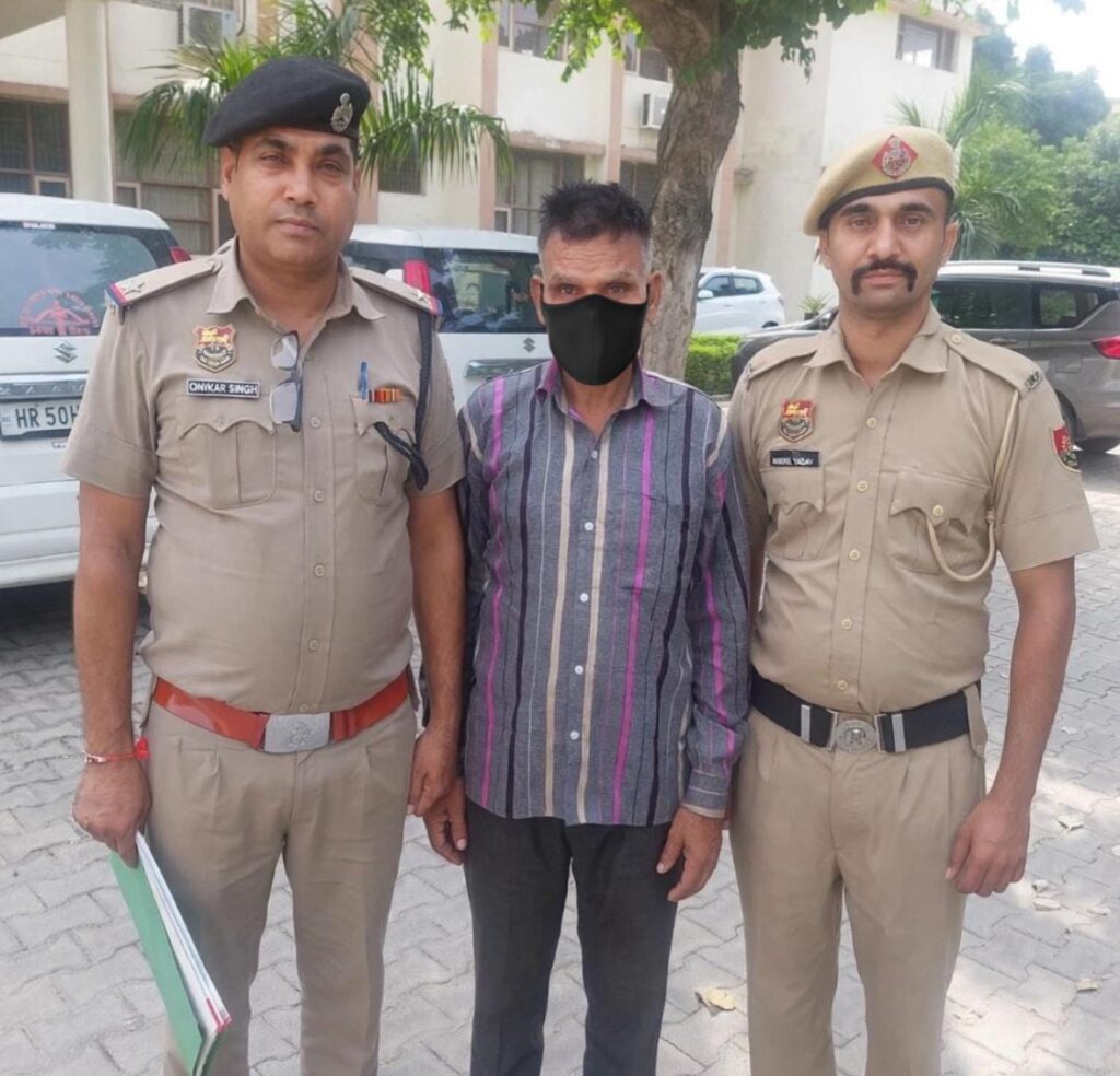 चाचा ने भतीजे पर चाकू से किया जानलेवा हमला, पुलिस चौकी सेक्टर 8 की टीम ने हमलावर चाचा को किया गिरफ्तार